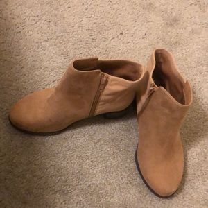 Ankle Boot. light tan color. Extra wide fit. Size 10. Unused